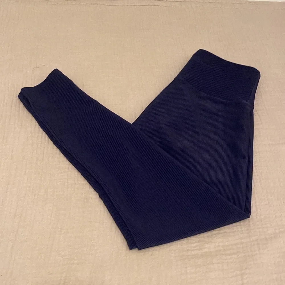 ONZIE Flow Revolve navy leggings . Size S. Very good condition